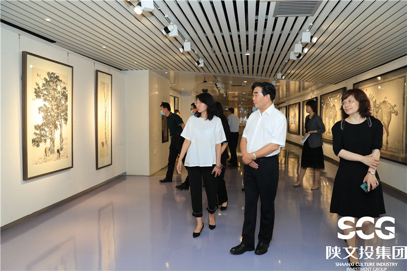 在陜西文交所藝術(shù)精品展廳參觀