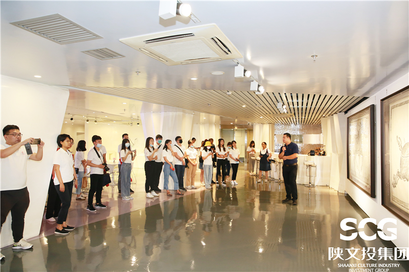 在陜西文交所藝術(shù)精品展廳參觀