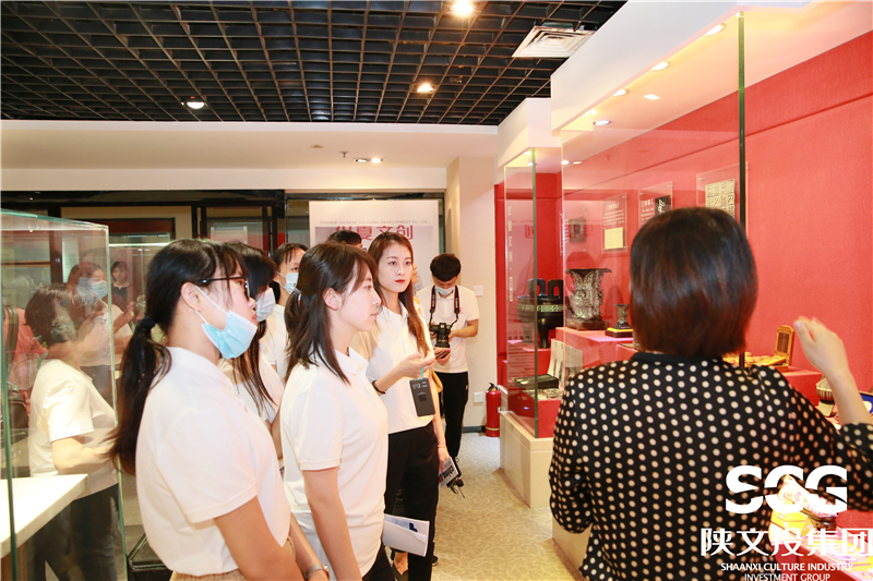 在華夏文創(chuàng)精品展廳參觀