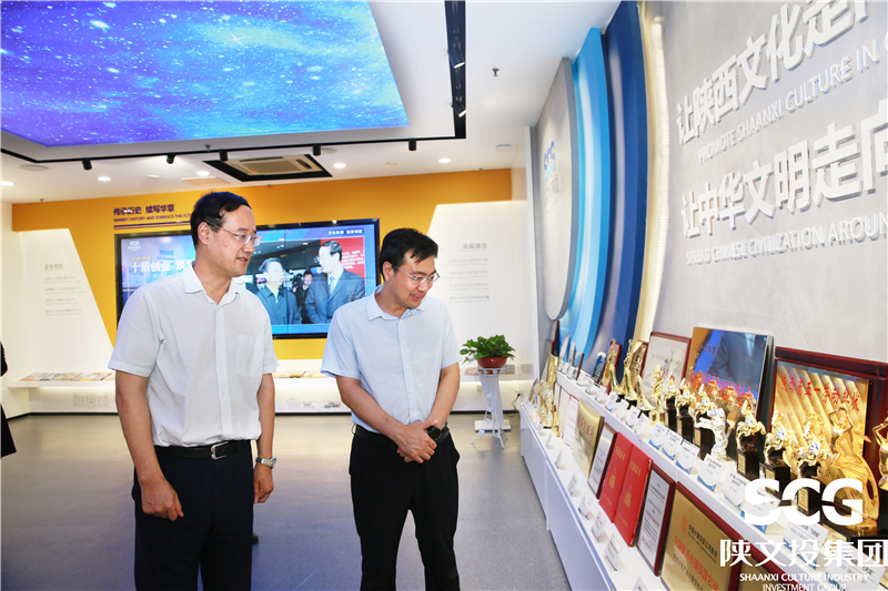 在集團企業(yè)文化展廳參觀